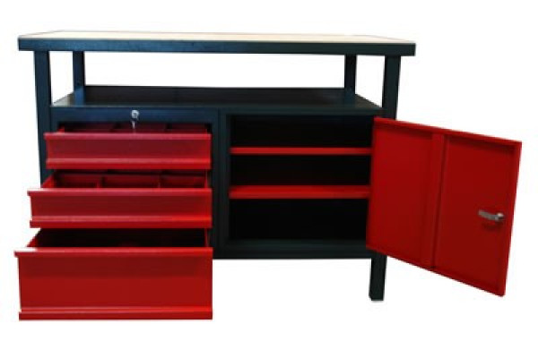 Werkbank mit geöffneten Schubladen